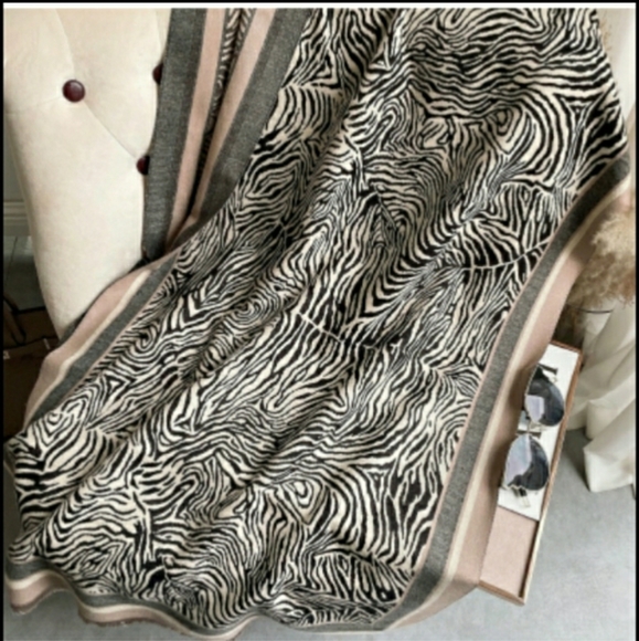 Elegant Cashmere Shawl/Scarf - Picture 2 of 3